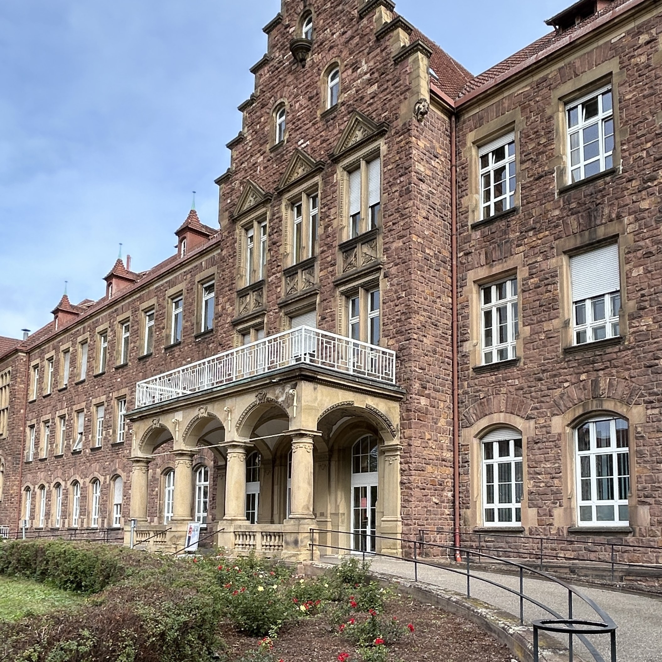 Außenansicht der Praxis im Klinikum Karlsruhe